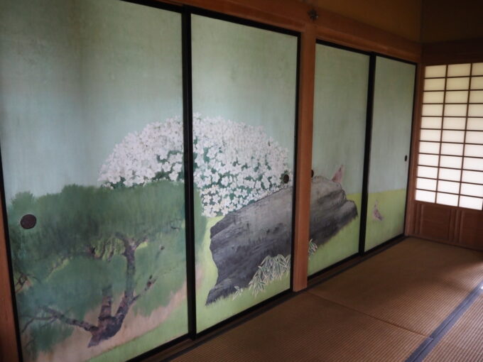 8月末日水戸初めての偕楽園好文亭奥御殿つつじの間赤つつじの対面に描かれた可憐な白つつじ