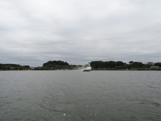 8月末日水戸千波湖越しに望む偕楽園好文亭
