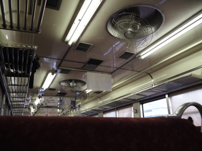 8月末日鹿島臨海鉄道大洗鹿島線6000系ディーゼルカー扇風機の回るレトロな車内