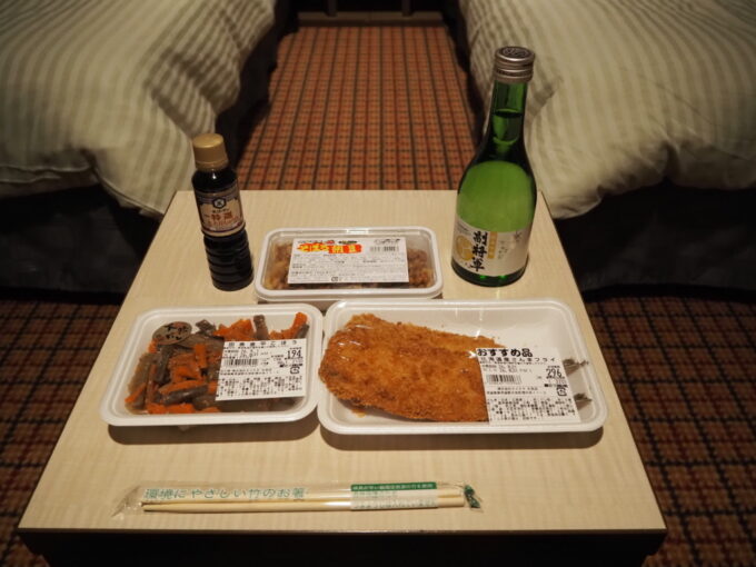 8月末日商船三井さんふらわあさんふらわあふらのスーペリア和洋室でセイミヤのお惣菜をつまみにひとり船上宴会開始