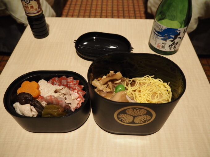 8月末日商船三井さんふらわあさんふらわあふらのスーペリア和洋室で味わう大洗はお弁当の万年屋が調製する水戸印籠弁当中身