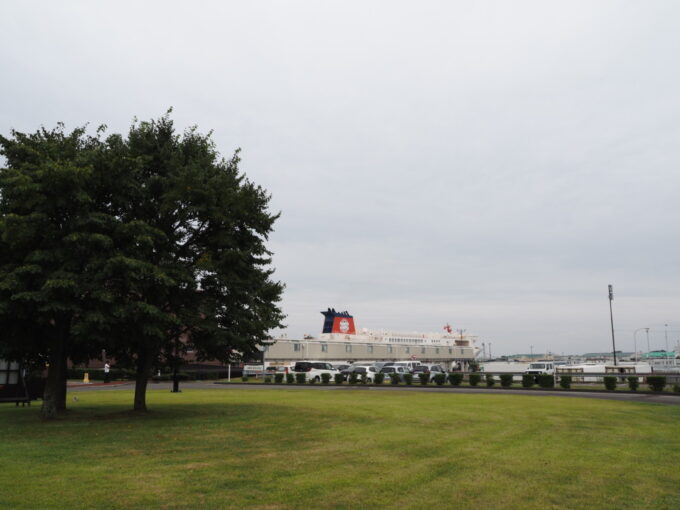 9月上旬苫小牧西港フェリーターミナルから歩いて北々亭への道中振り返りちいかわ船長の雄姿をもう一度
