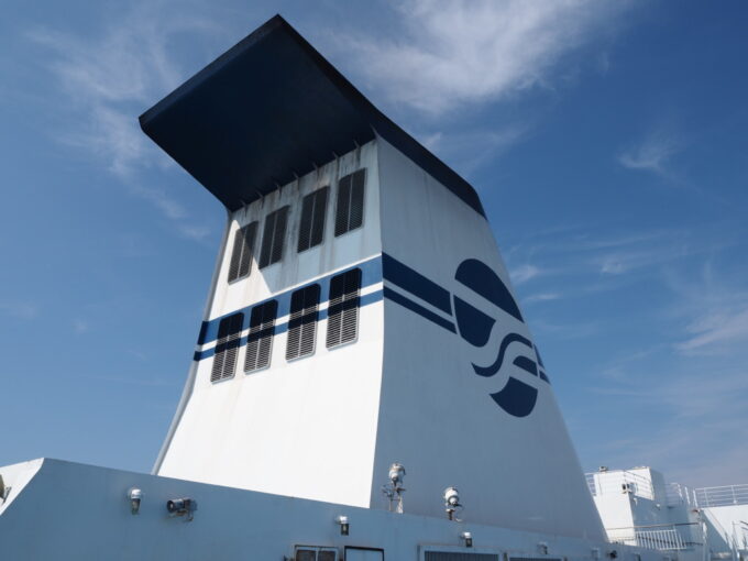 9月上旬7年ぶりの再会となる太平洋フェリーきそ寄港地仙台港を目前に青空とファンネルを仰ぎ見る