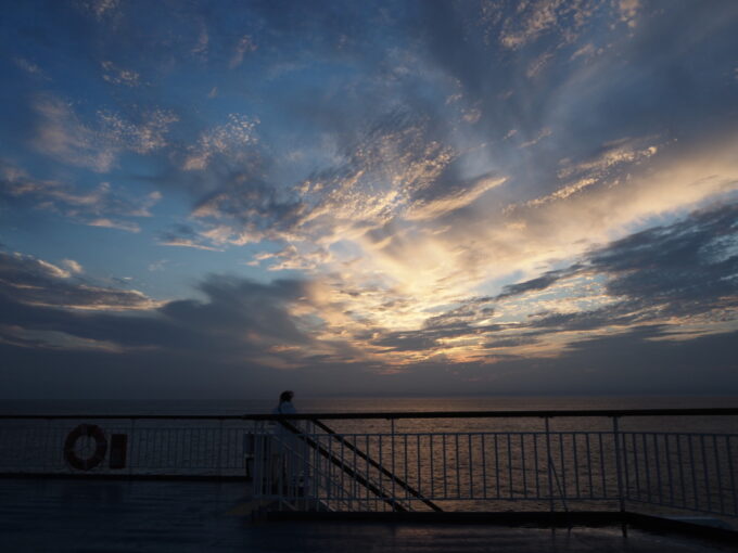 9月上旬7年ぶりの再会となる太平洋フェリーきそ甲板から眺める夕刻から夜へとうつろう空色