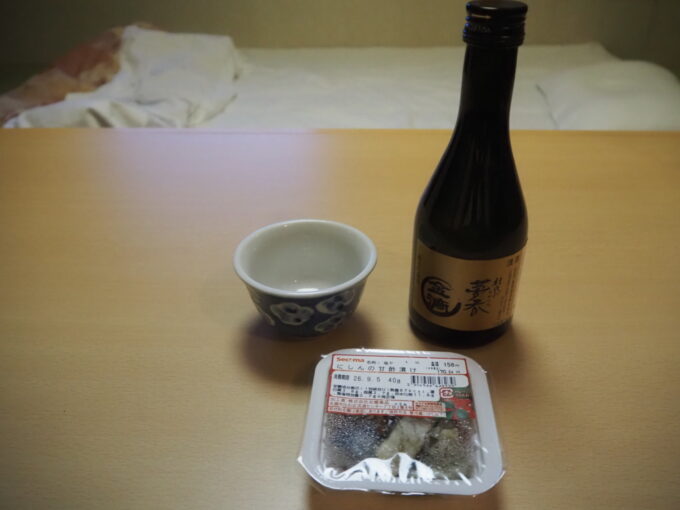 9月上旬7年ぶりの再会となる太平洋フェリーきそ特等和室で昨日セイコーマートで買い込んだにしんの甘酢漬けと金滴で早めの晩酌を