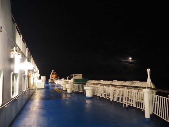 9月上旬7年ぶりの再会となる太平洋フェリーきそ旅情あふれる夜の甲板から眺める漆黒の夜空に浮かぶ雲間の月