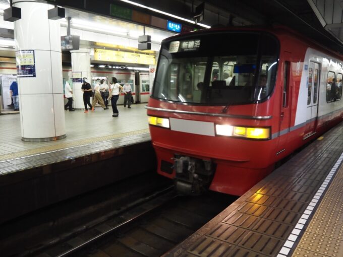 9月上旬名古屋駅に入線する名鉄犬山線1200系快速特急新鵜沼行き