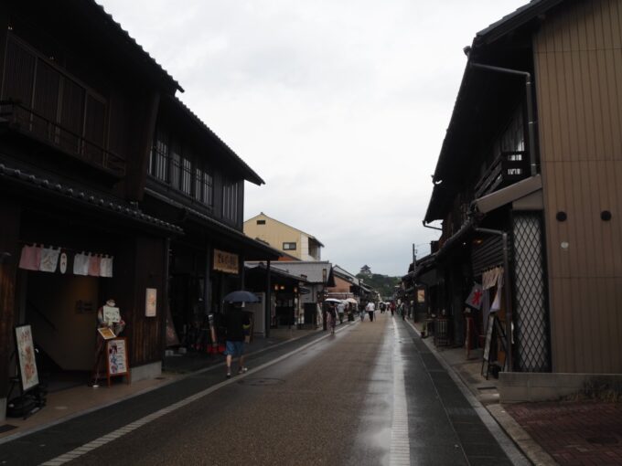 9月上旬7年ぶりの犬山国宝犬山城天守を見据えつつ城下町本町通りを歩く