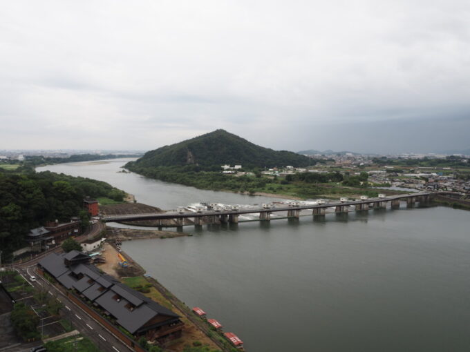 9月上旬7年ぶりの犬山城天守廻縁から眺める木曽川の雄大な流れ
