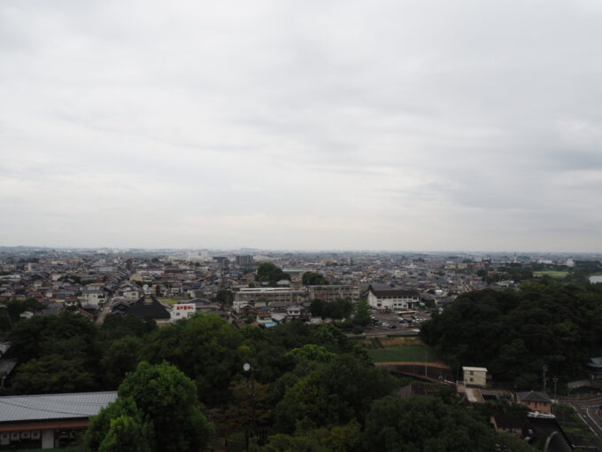 9月上旬7年ぶりの犬山城天守最上階の望楼から望む遠くに霞む名古屋のビル群