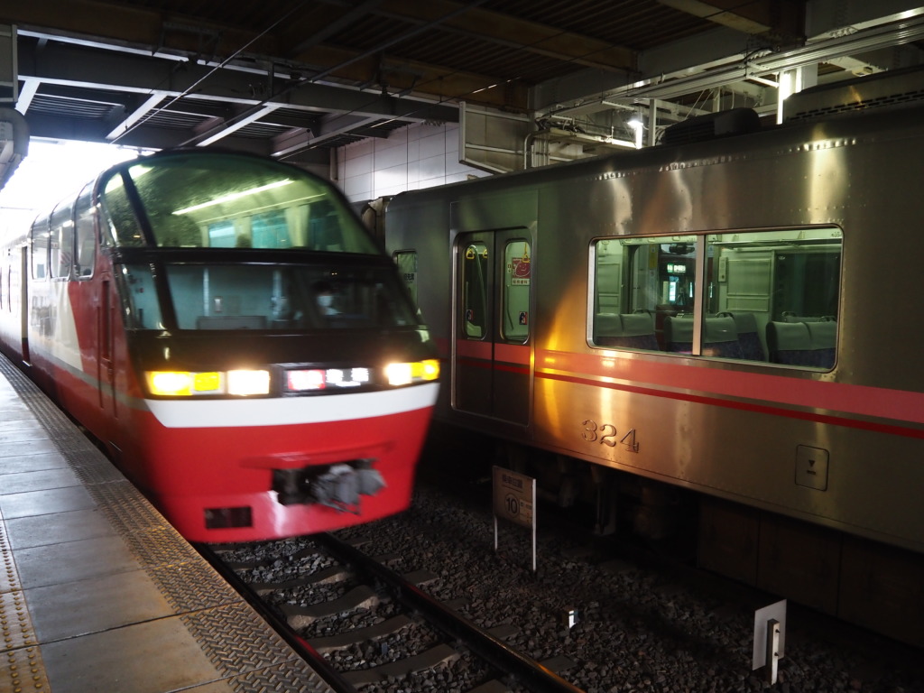 9月上旬犬山駅に入線する名鉄1200系パノラマスーパー豊橋行き快速特急