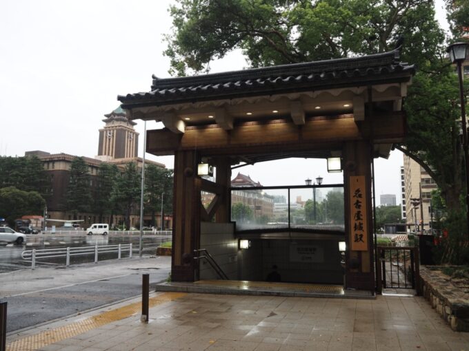9月上旬雨降る名古屋市営地下鉄名城線名古屋城駅