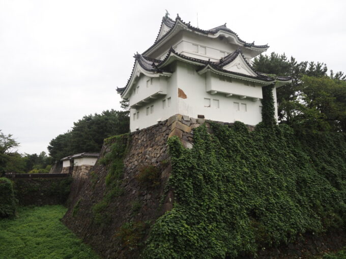 9月上旬雨の名古屋城二之丸から眺める名古屋城の貴重な現存建物東南隅櫓