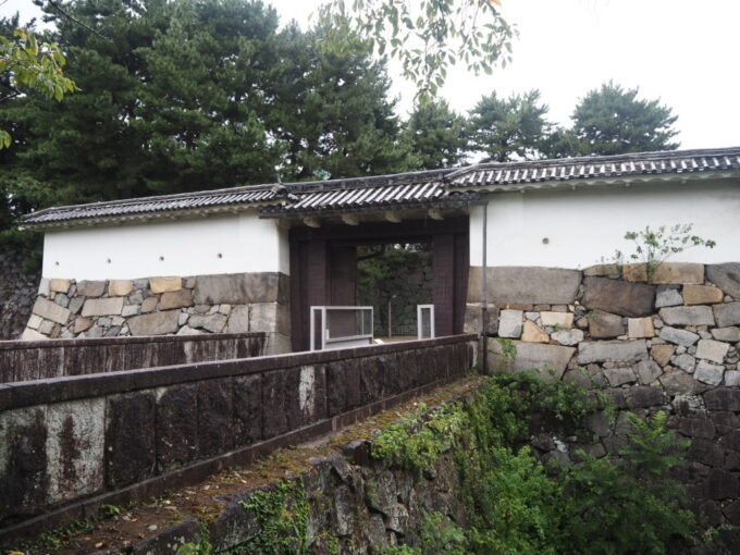 9月上旬雨の名古屋城貴重な現存する建物のひとつ表二之門