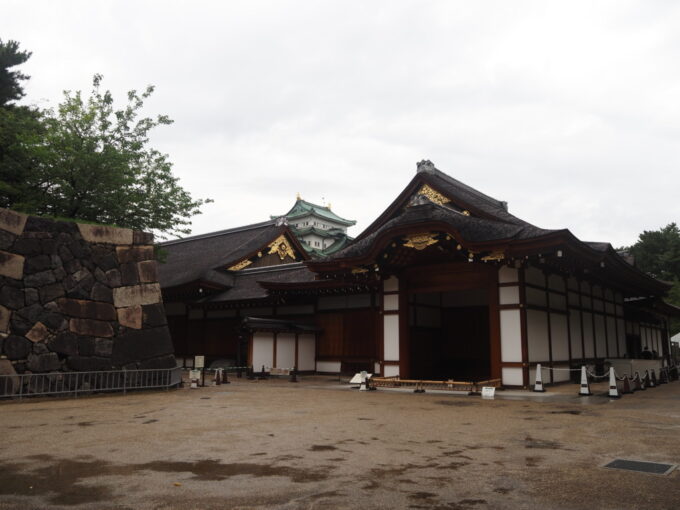 9月上旬雨の名古屋城復元された本丸御殿