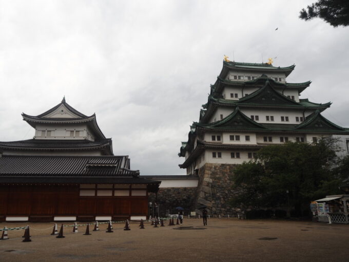 9月上旬雨の名古屋城威容に圧倒され大天守と小天守の姿をもう一度眼にこころに灼きつける