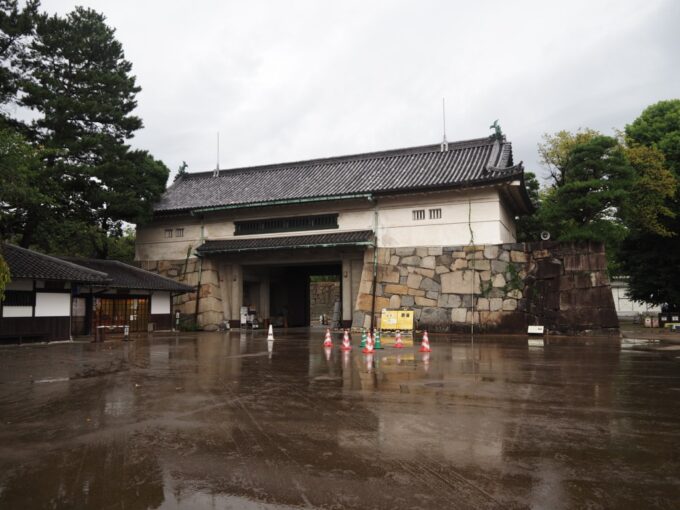 9月上旬雨の名古屋城正門から退城する