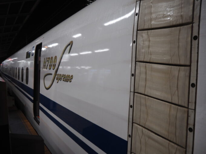9月上旬雨の名古屋駅壮大な船旅を終え東海道新幹線N700Sのぞみで帰京の途に