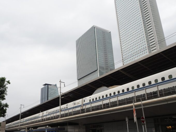 9月上旬雨の名古屋駅太閤通口