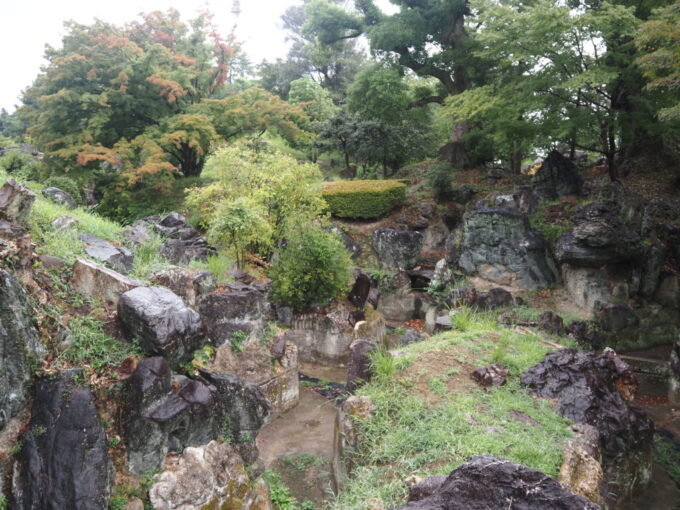 9月上旬雨の名古屋城二之丸江戸時代の面影を色濃く残すという北御庭の荒々しい石組と急峻な谷