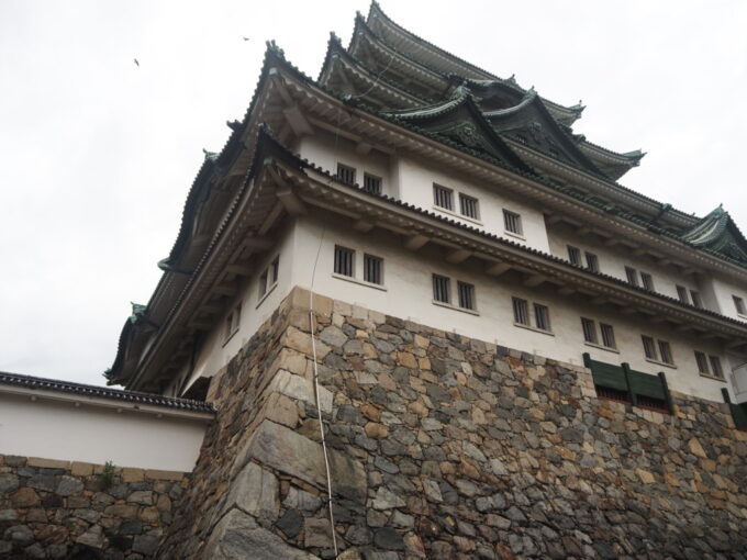 9月上旬雨の名古屋城史上最大の延床面積と日本最多22の破風をもつ巨大な大天守